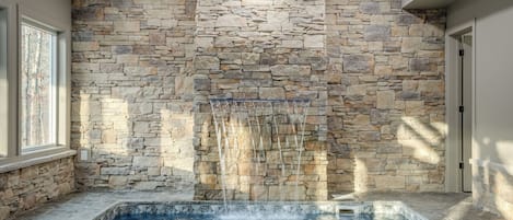 Una piscina cubierta, una piscina climatizada