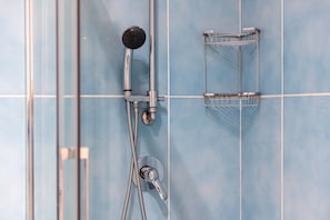 Ducha, secador de pelo, toallas