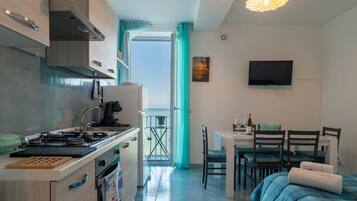 Coffee/tea maker, fridge, oven, stovetop