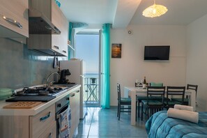Kühlschrank, Ofen, Herdplatte, Wasserkocher mit Kaffee-/Teezubehör