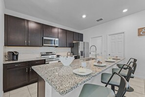 Fridge, microwave, oven, stovetop - Tranquility and Rejuvenation, Heated Pool - Villa Sunny Side Up - Roelens (Cape Coral)
