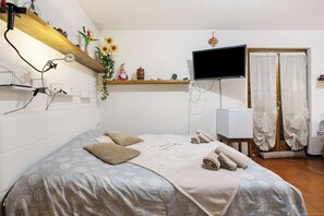 Iron/ironing board, free WiFi, bed sheets - Studio 'Vacanze A La Salle' with Shared Garden and Wi-Fi (La Salle)
