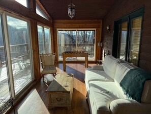 智能電視、壁爐、足球機