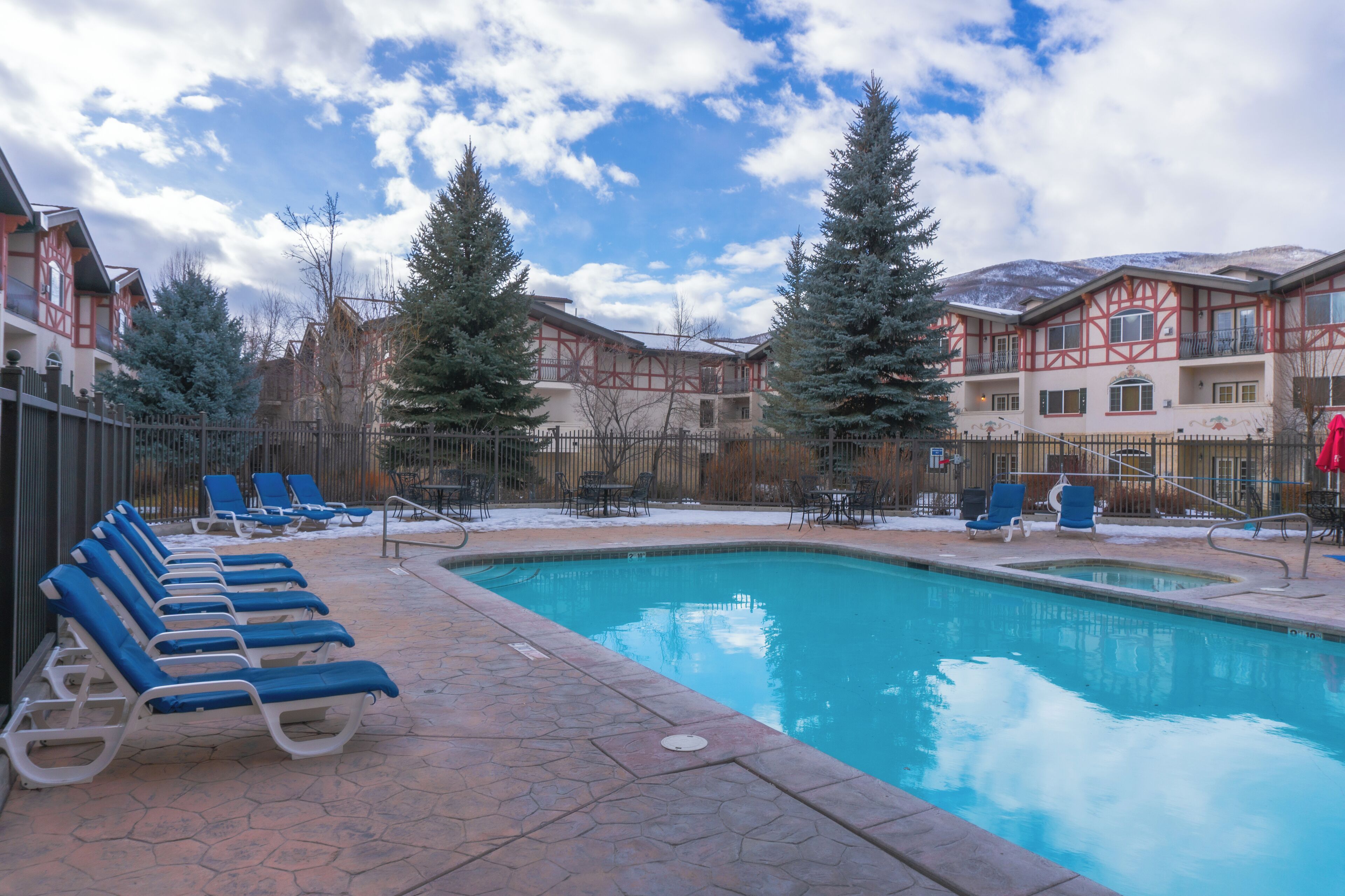 室内游泳池，恒温泳池