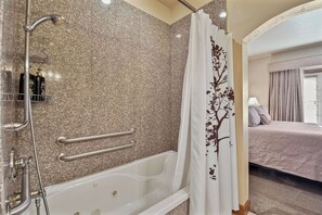 Shower, jetted bath, hair dryer, towels - Charming Midway Villa~Pool, Tubing, Skiing, & Ice Castles Villa 2057-1 (Midway)