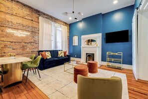 Televisor intel·ligent i llibres