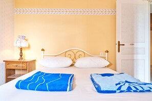 4 bedrooms, iron/ironing board, free WiFi