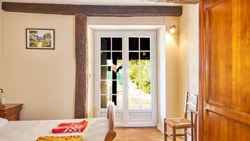 4 bedrooms, iron/ironing board, free WiFi