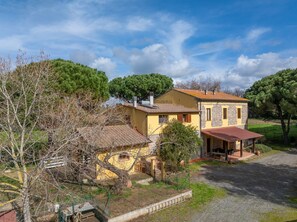 Exterior - Apartment 'Mimosa' with Shared Garden (Rosignano Marittimo)