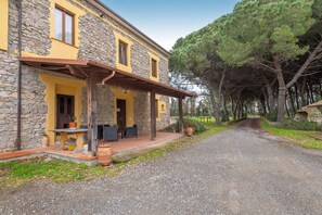Outdoor dining - Apartment 'Mimosa' with Shared Garden (Rosignano Marittimo)
