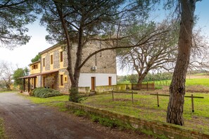 Exterior - Apartment 'Mimosa' with Shared Garden (Rosignano Marittimo)