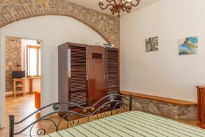 1 bedroom, bed sheets - Apartment 'Mimosa' with Shared Garden (Rosignano Marittimo)