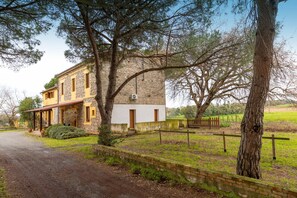 Exterior - Apartment 'Mimosa' with Shared Garden (Rosignano Marittimo)