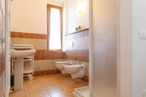 Shower, towels - Apartment 'Mimosa' with Shared Garden (Rosignano Marittimo)