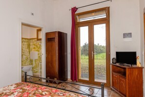 1 bedroom, bed sheets