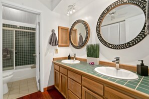 Towels - Private, Peaceful Modern Retreat, Golf Views, 3/3, Lanai, AC, Outdoor Hot Shower (Princeville)
