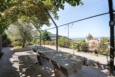 Outdoor dining. Holiday Home 'Jesus Completa' with Mountain View, Wi-Fi and Air Conditioning