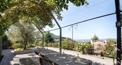 Holiday Home 'Jesus Completa' with Mountain View, Wi-Fi, and Air Conditioning