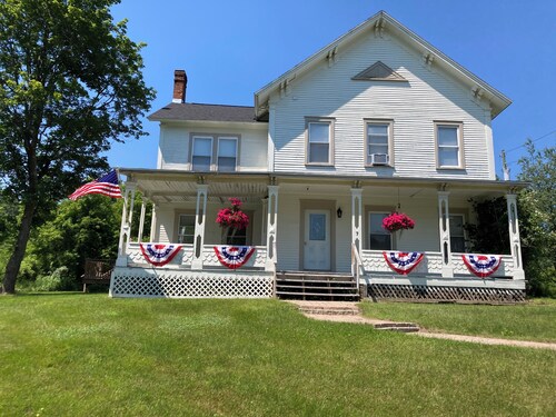 Spacious 3 bedroom 3 bath house that sleeps 10. 20 minutes to whiteface.
