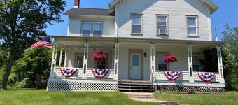 Spacious 3 bedroom 3 bath house that sleeps 10. 20 minutes to whiteface.