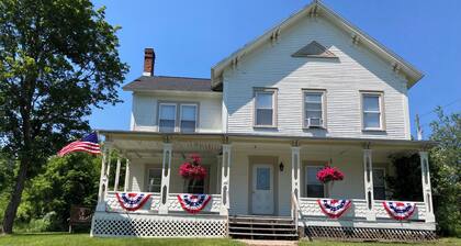 Spacious 3 bedroom 3 bath house that sleeps 10. 20 minutes to whiteface.