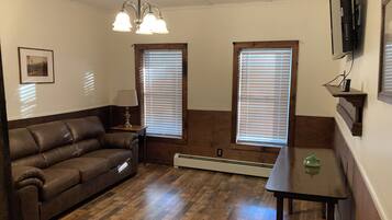 Smart TV, chimenea y libros