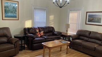 Älytelevisio, takka, kirjoja