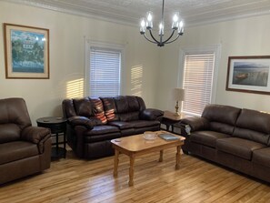 Smart-tv, eldstad och böcker