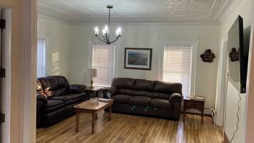 Smart-tv, een open haard en boeken