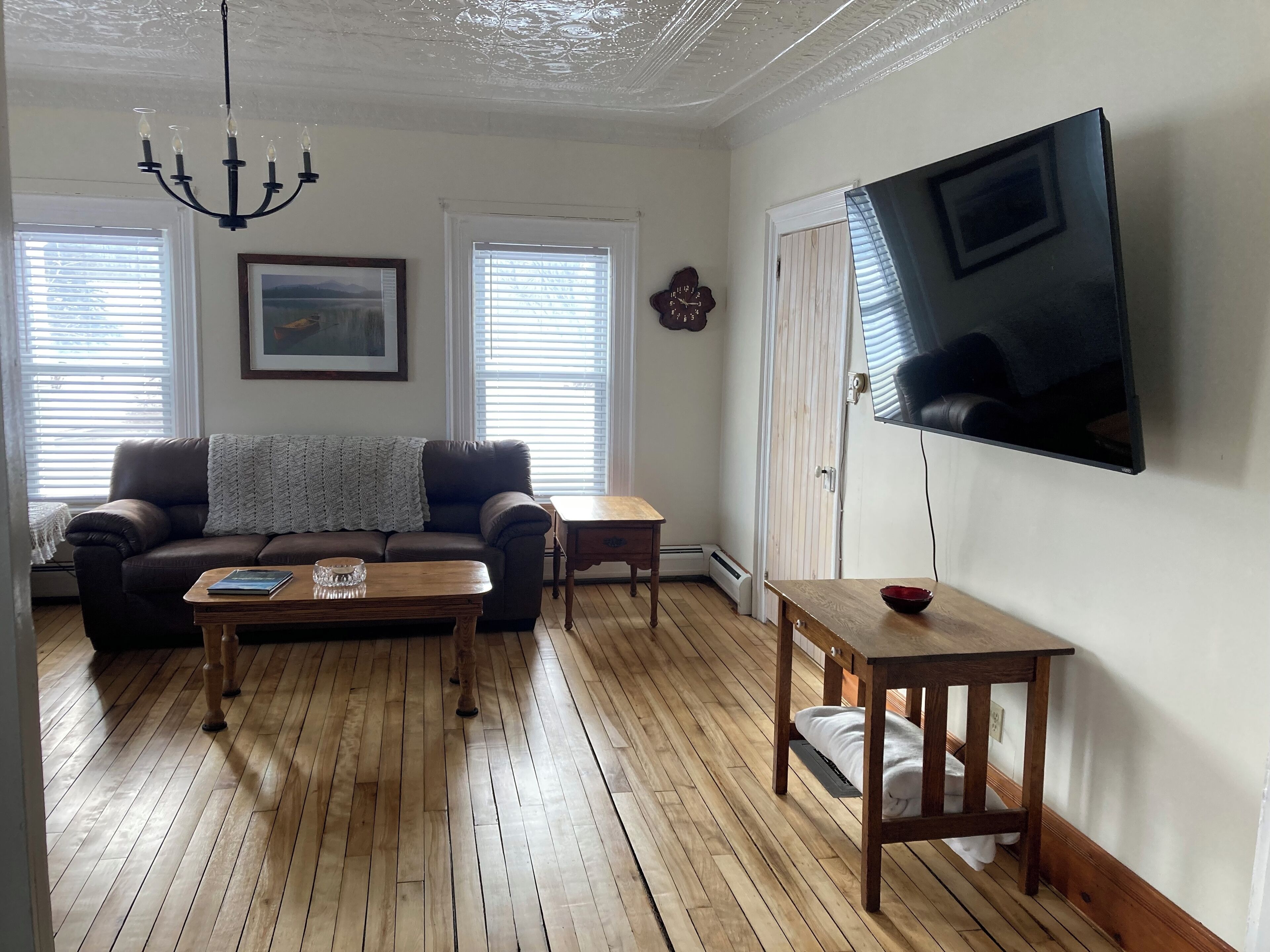 Smart TV, fireplace, books