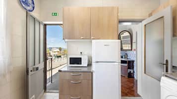 Microwave, oven, stovetop, coffee/tea maker
