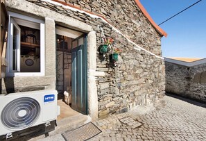 Exterior detail - Room 'Quarto 3 - Casa Da Jesus' with Mountain View, Wi-Fi and Air Conditioning (Provesende)