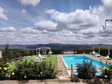 Pool. Exterior Room - Casa Da Jesus with Mountain View, Wi-Fi and Air Conditioning