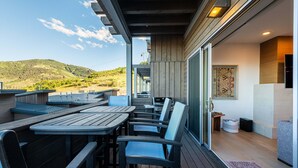 Outdoor dining - Ski-in/ Ski-out - Enjoy Luxury Amenities, Private Hot Tub! Walk to the Canyon Village Area (Park City)