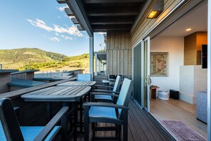Outdoor dining - Ski-in/ Ski-out - Enjoy Luxury Amenities, Private Hot Tub! Walk to the Canyon Village Area (Park City)