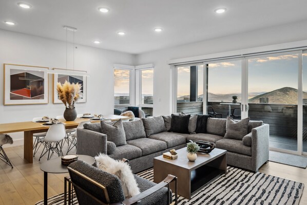 Smart TV, chimenea, estéreo