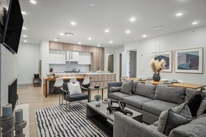 Smart TV, chimenea y estéreo 