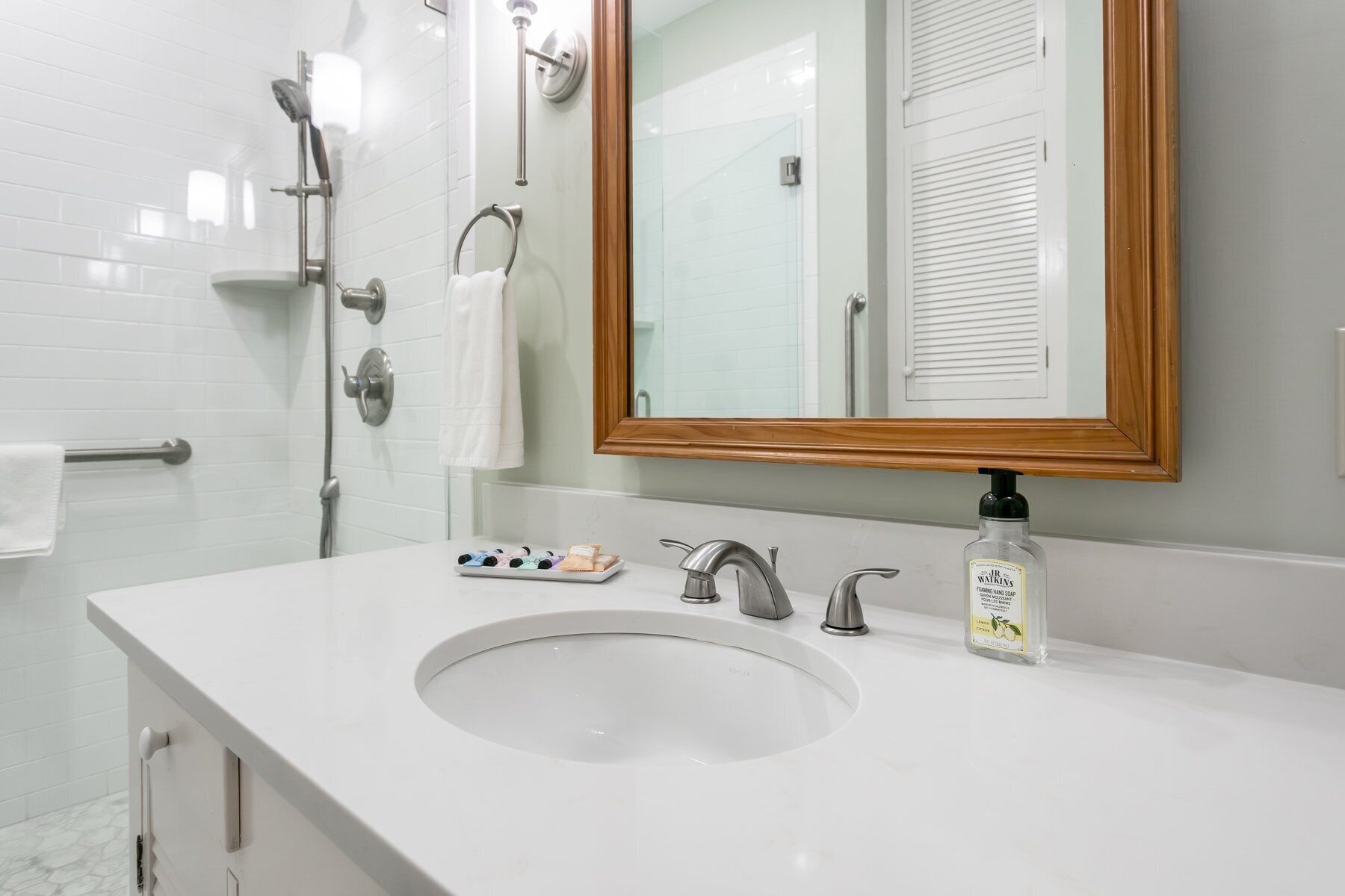 Een douche, een haardroger, handdoeken