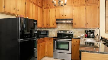 Kylskåp, mikrovågsugn, kaffe- och tebryggare och grytor/köksredskap