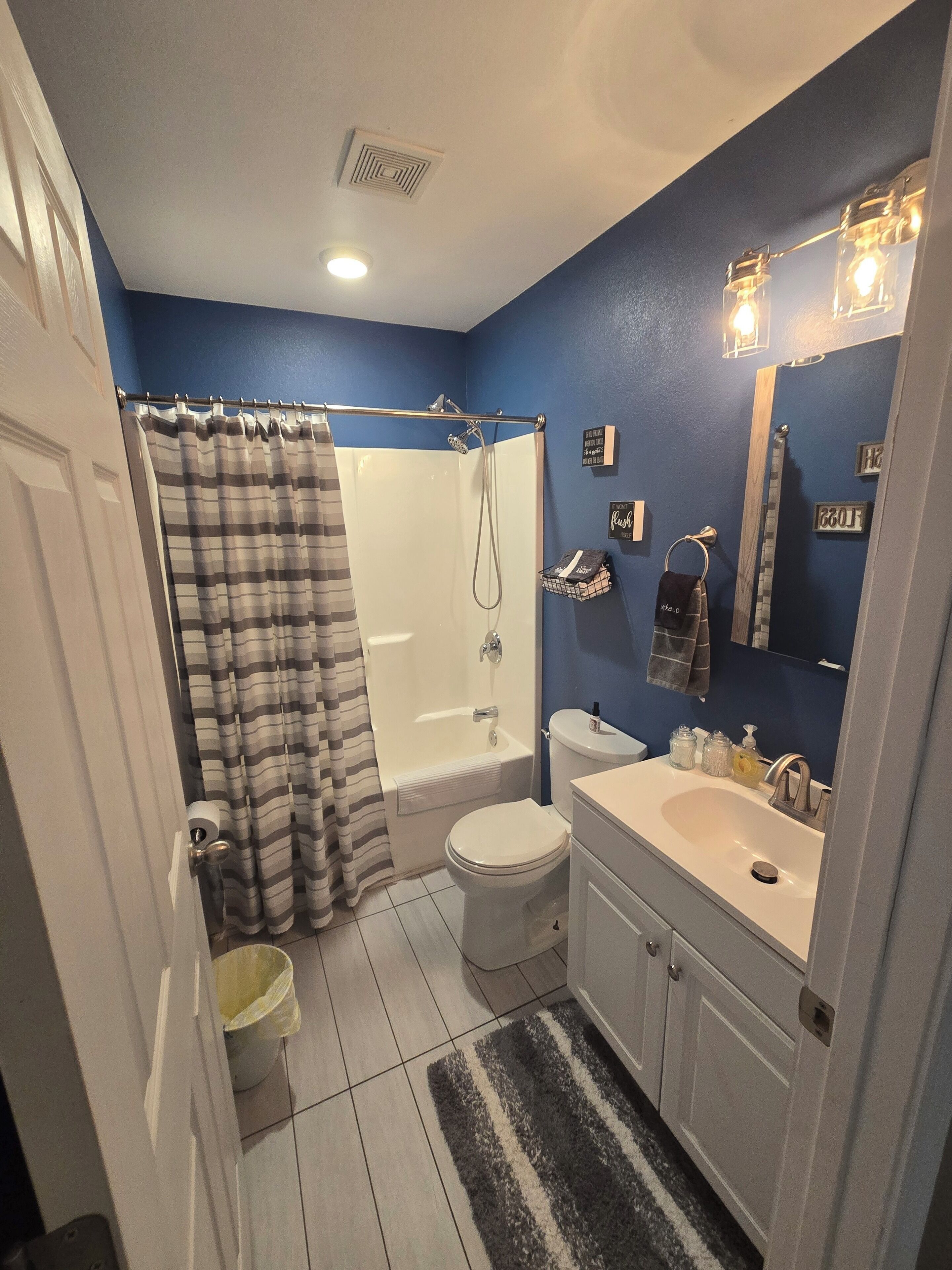 吹风机、毛巾、肥皂、卫生纸