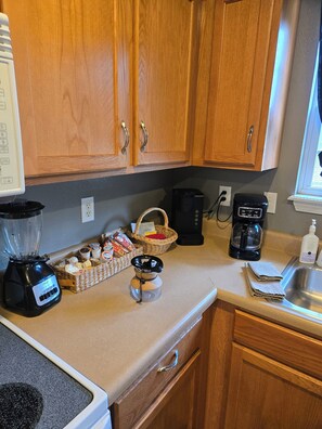 Private kitchen - Blue Sage Inn-Pet Friendly home in Saint Robert, MO. Close to Fort Leonard Wood. (Saint Robert)