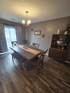 Dining - Blue Sage Inn-Pet Friendly home in Saint Robert, MO. Close to Fort Leonard Wood. (Saint Robert)