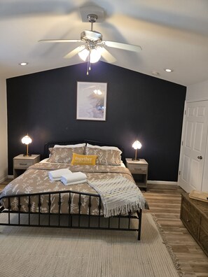 3 bedrooms, iron/ironing board, WiFi, bed sheets - Blue Sage Inn-Pet Friendly home in Saint Robert, MO. Close to Fort Leonard Wood. (Saint Robert)