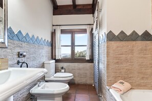 Douche, séchoir à cheveux, serviettes fournies