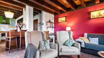 Una televisión, una chimenea