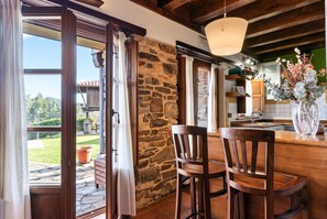 Geladeira, micro-ondas, cooktop, lava-louças