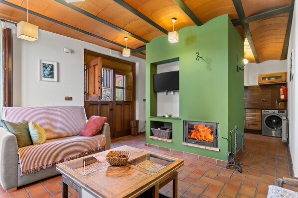 TV, fireplace - Country House 'Casa De Arriba' with Mountain View, Private Garden and Wi-Fi (Pravia)
