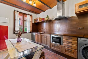 Frigorifero, microonde, piano cottura, lavastoviglie