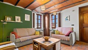 Una sala de estar acogedora con dos sofás, una mesa de centro y una chimenea.