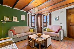 Ein gemütliches Wohnzimmer mit zwei Sofas, einem Couchtisch und einem Kamin.